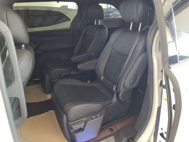 Toyota Sienna — Фото автомобиля 16