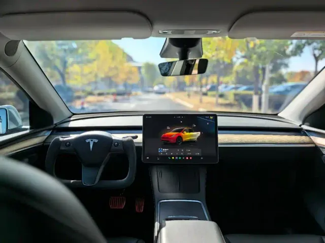 Tesla Model Y — Фото автомобиля 6
