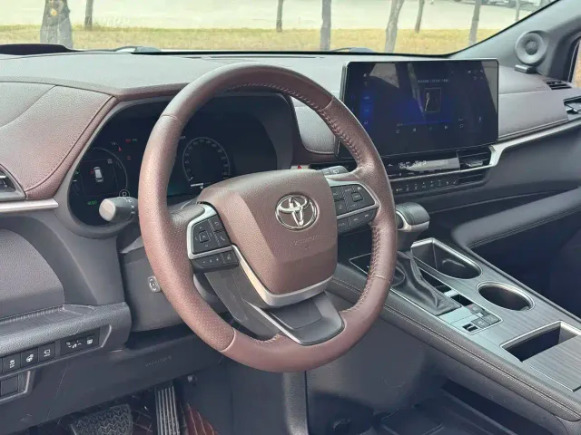 Toyota Sienna — Фото автомобиля 8