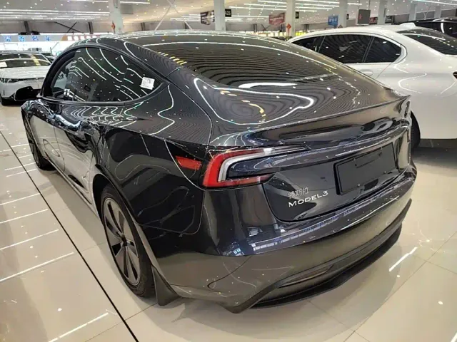 Tesla Model 3 — Фото автомобиля 4