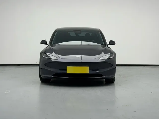 Tesla Model 3 — Фото автомобиля 5