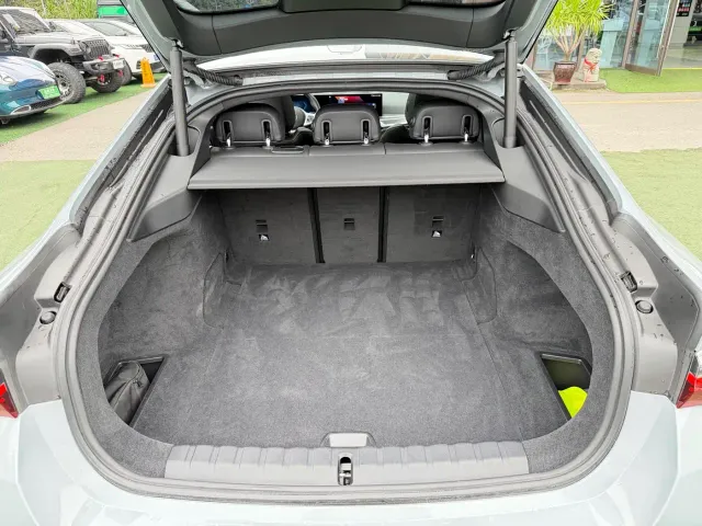 BMW i4 — Фото автомобиля 15