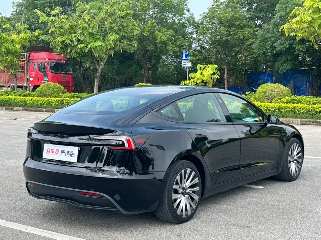 Tesla Model 3 — Фото автомобиля 5