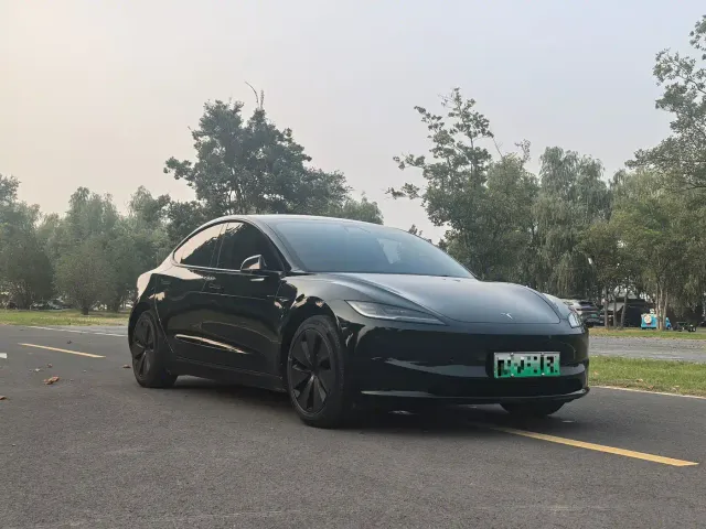 Tesla Model 3 — Фото автомобиля 3