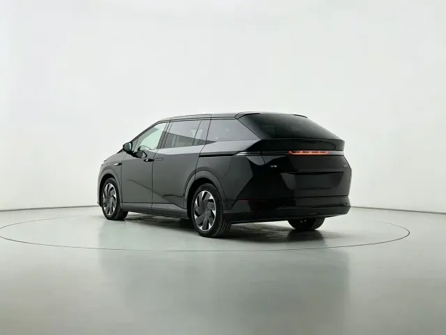 Xpeng X9 — Фото автомобиля 10