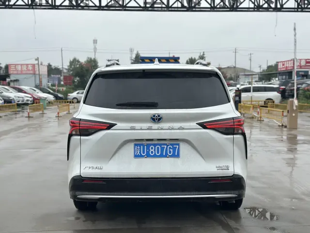 Toyota Sienna — Фото автомобиля 9