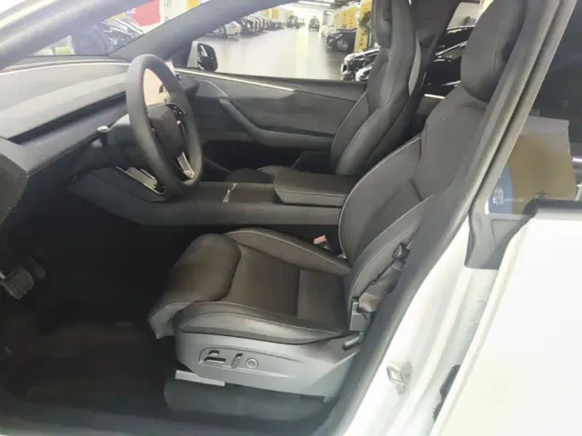 Tesla Model Y L — Фото автомобиля 14