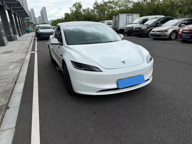 Tesla Model 3 — Фото автомобиля 2