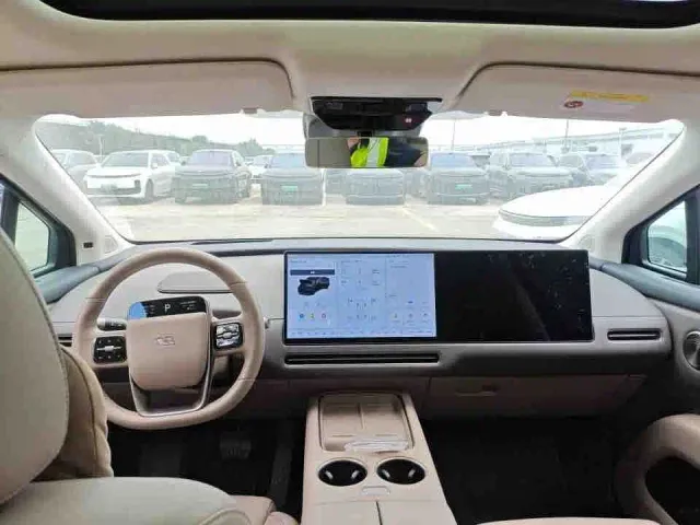 Li Auto i8 — Фото автомобиля 5
