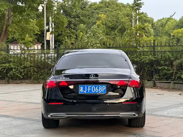 Mercedes-Benz E-Class — Фото автомобиля 3