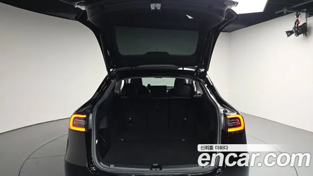 Tesla Model Y — Фото автомобиля 26
