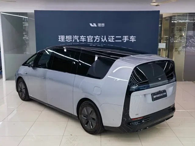 Li Auto MEGA — Фото автомобиля 16