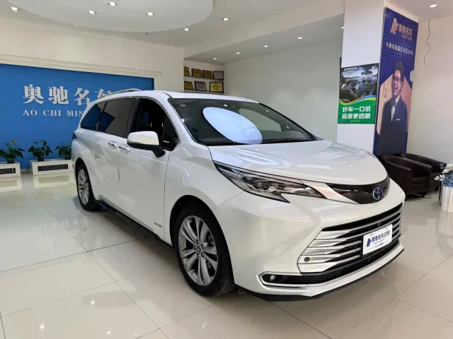 Toyota Sienna — Фото автомобиля 3