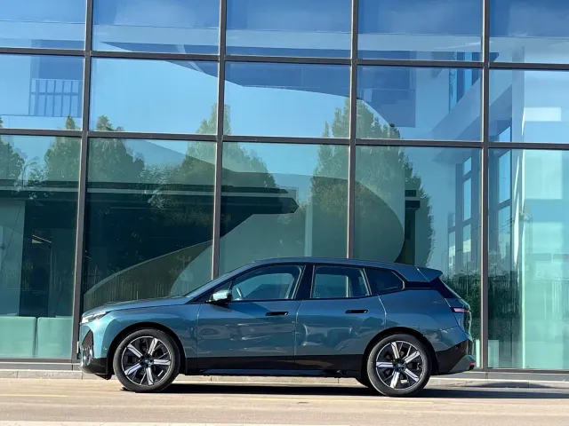 BMW iX — Фото автомобиля 3