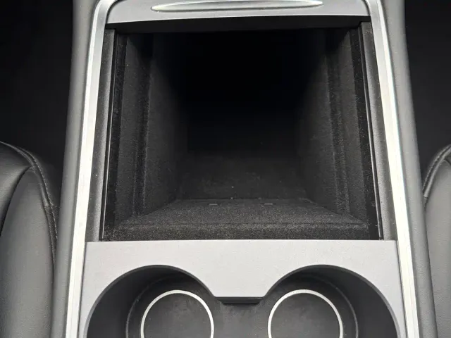Tesla Model Y — Фото автомобиля 14