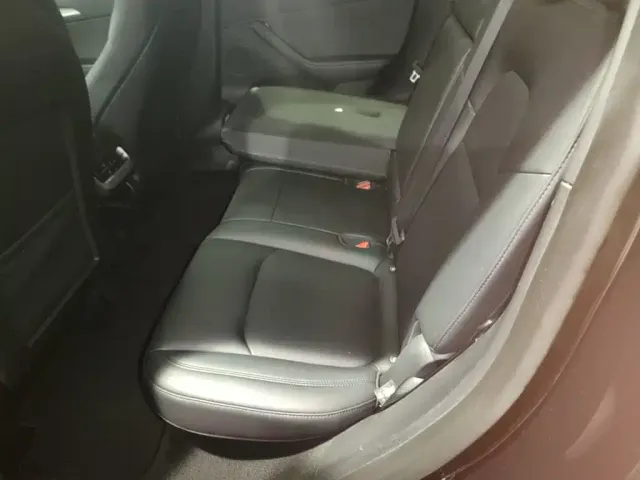 Tesla Model Y — Фото автомобиля 16