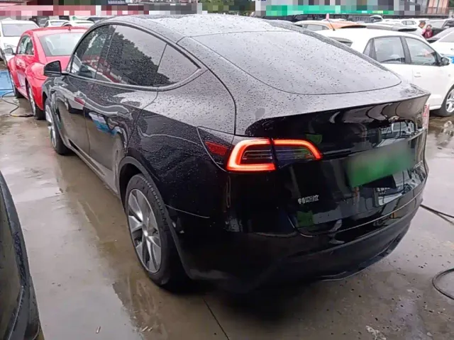 Tesla Model Y — Фото автомобиля 4