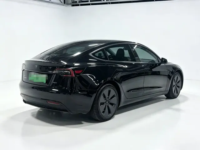 Tesla Model 3 — Фото автомобиля 4