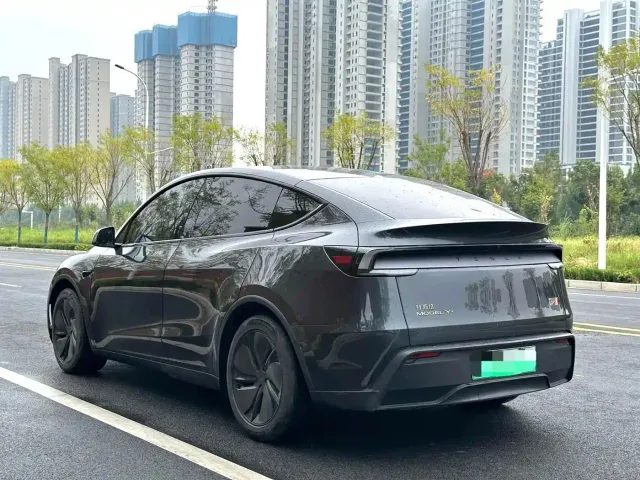 Tesla Model Y — Фото автомобиля 7