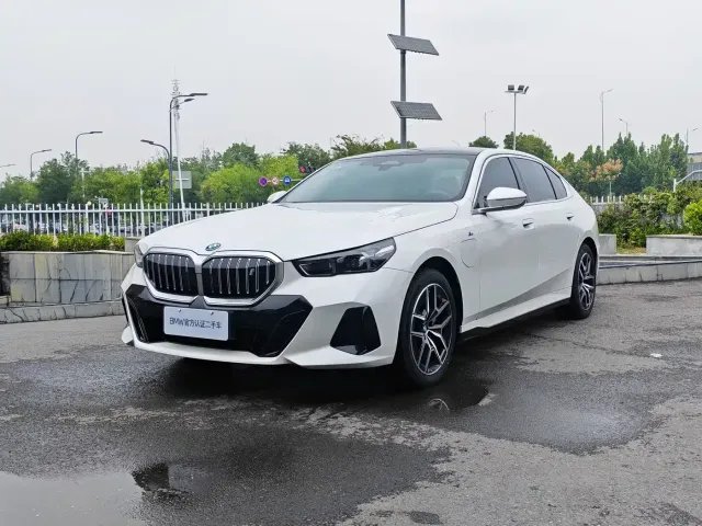 Фотография автомобиля — BMW i5