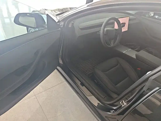 Tesla Model 3 — Фото автомобиля 15