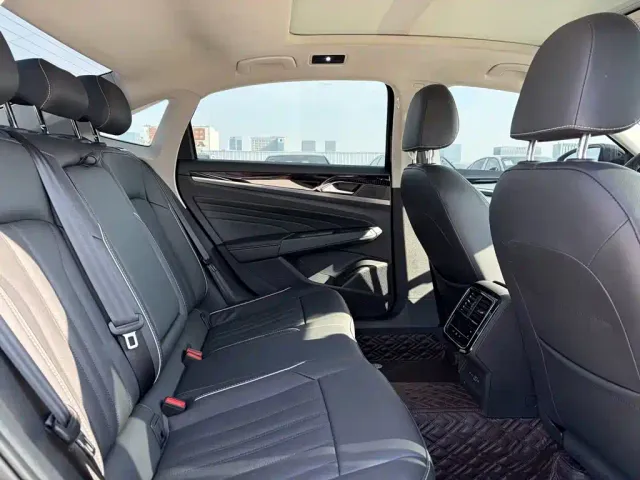 Volkswagen Passat — Фото автомобиля 14
