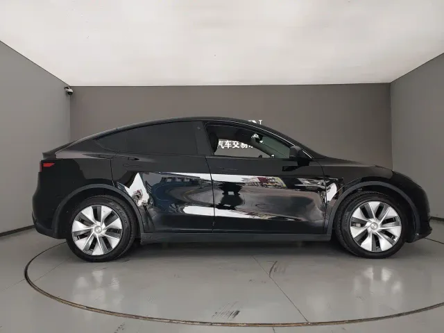 Tesla Model Y — Фото автомобиля 4