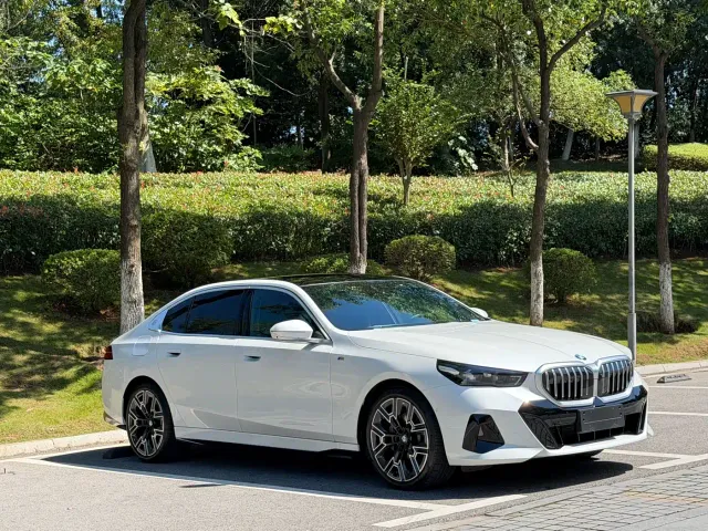 BMW 5 Series — Фото автомобиля 3