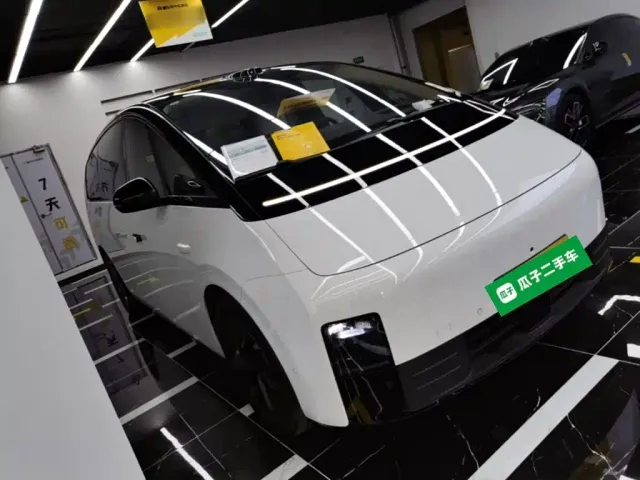 Li Auto MEGA — Фото автомобиля 3