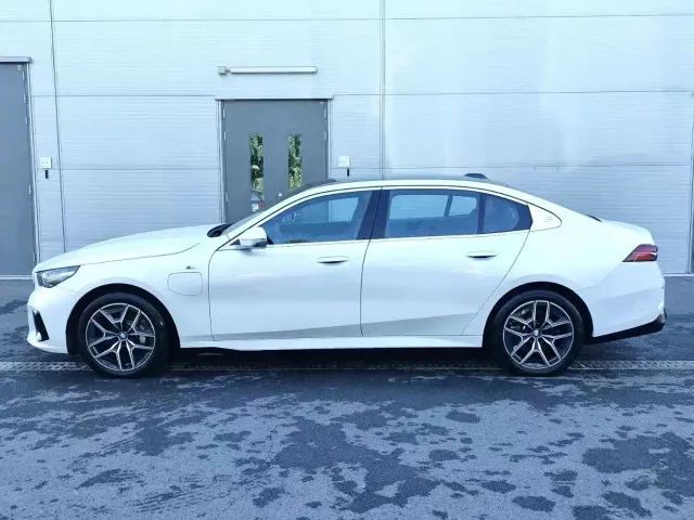 BMW i5 — Фото автомобиля 4