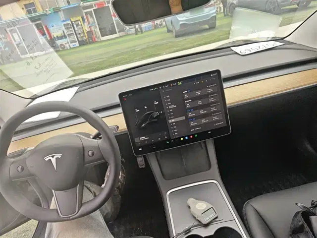 Tesla Model 3 — Фото автомобиля 5