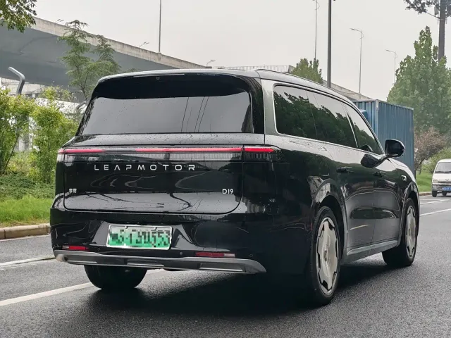 Leapmotor D Series — Фото автомобиля 10