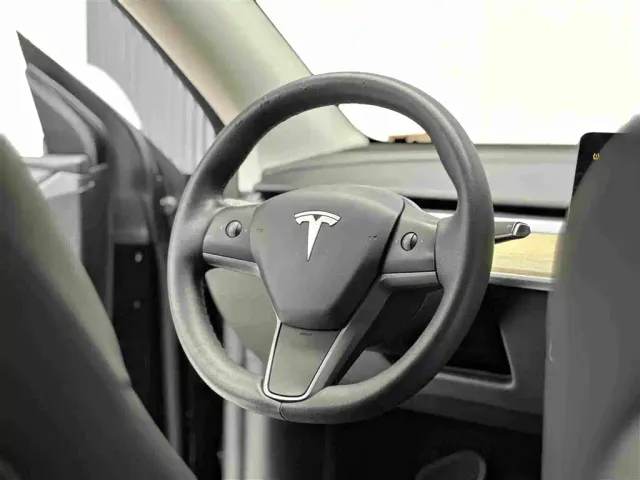 Tesla Model Y — Фото автомобиля 11