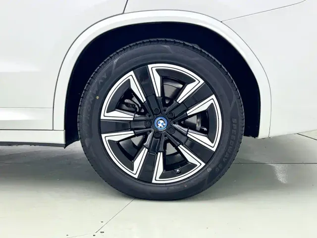 BMW BMW iX3 2024 Leading Edition — Фото автомобиля 8