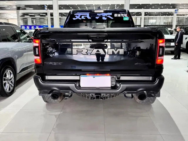RAM Trucks — Фото автомобиля 8