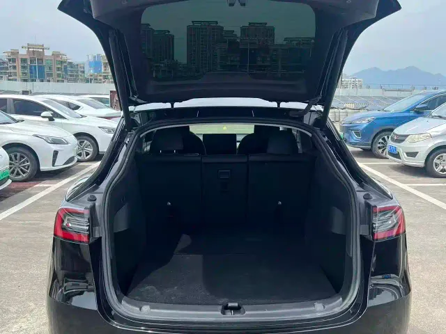 Tesla Model Y — Фото автомобиля 8