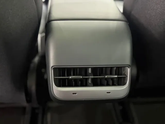 Tesla Model 3 — Фото автомобиля 11