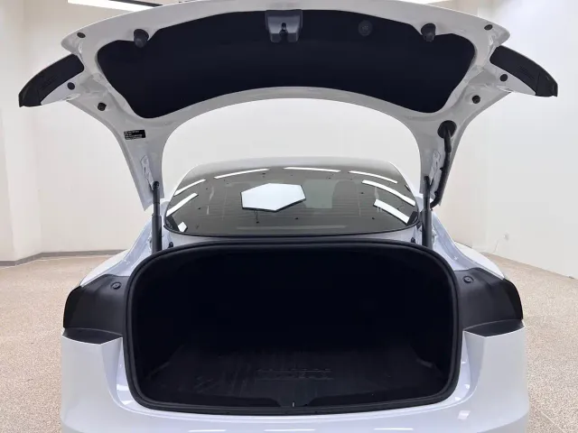 Tesla Model 3 — Фото автомобиля 14