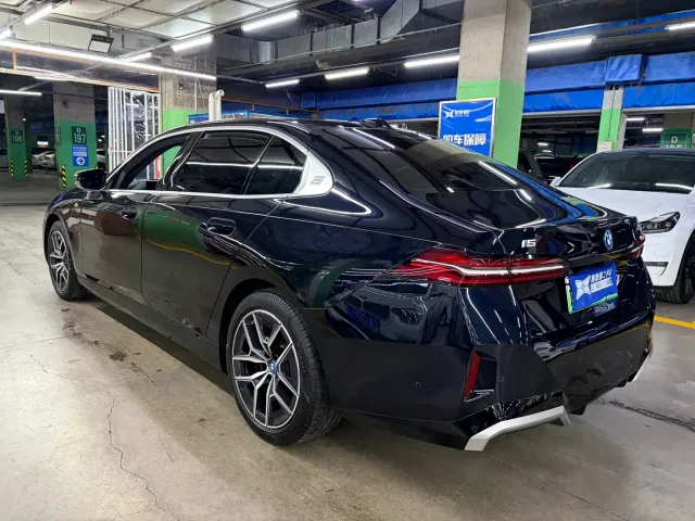 BMW i5 — Фото автомобиля 6