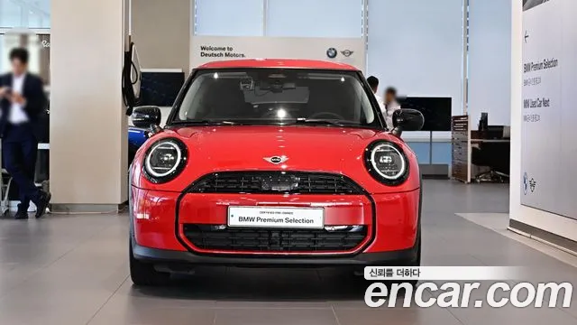 MINI Cooper Generation 4 — Фото автомобиля 2