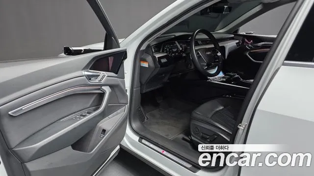 Audi e-tron — Фото автомобиля 7