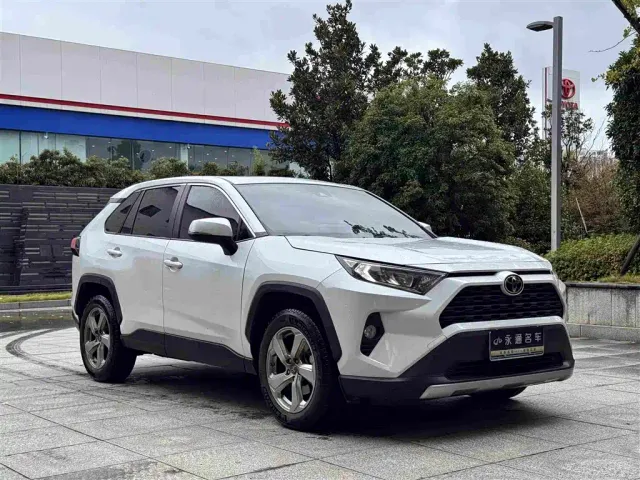 Toyota RAV4 — Фото автомобиля 3