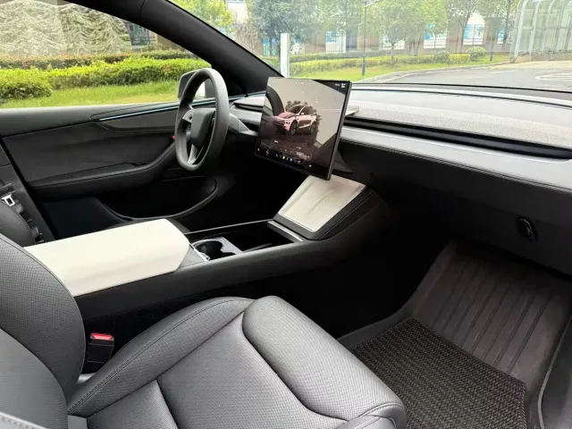 Tesla Model Y L — Фото автомобиля 6