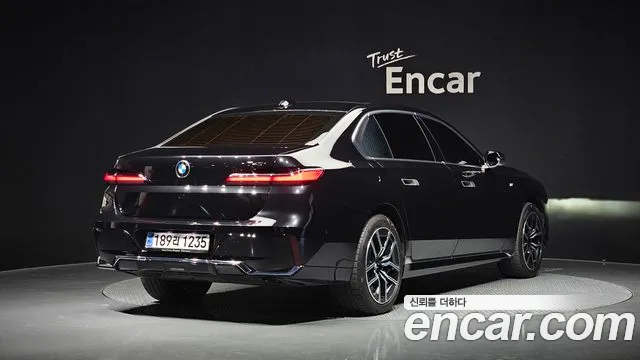 BMW 7 Series G70 — Фото автомобиля 2