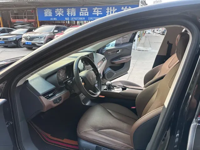 Hongqi E-QM5 — Фото автомобиля 9