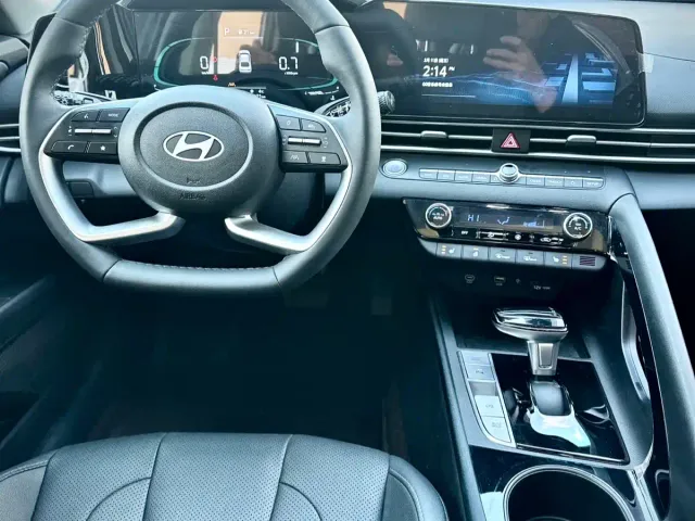 Hyundai Elantra — Фото автомобиля 23