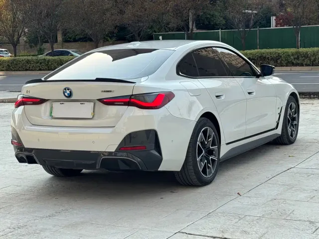 BMW i4 — Фото автомобиля 10