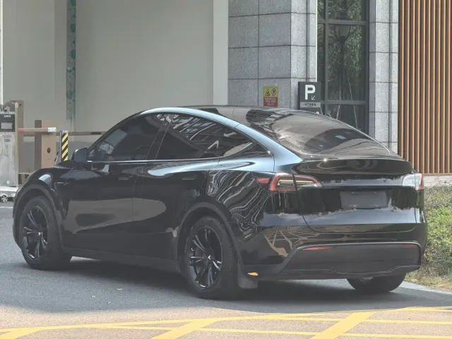 Tesla Model Y — Фото автомобиля 5