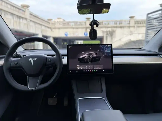 Tesla Model Y — Фото автомобиля 22