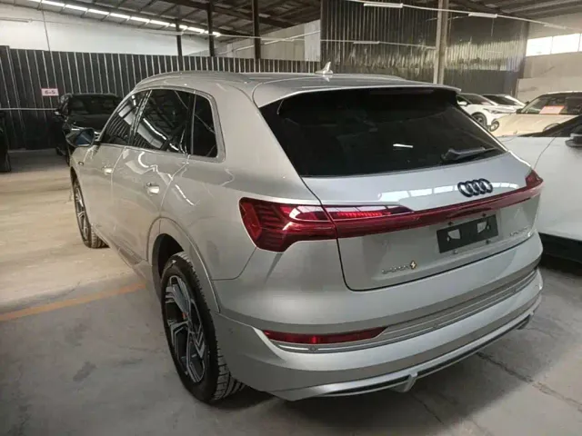 Audi e-tron — Фото автомобиля 4